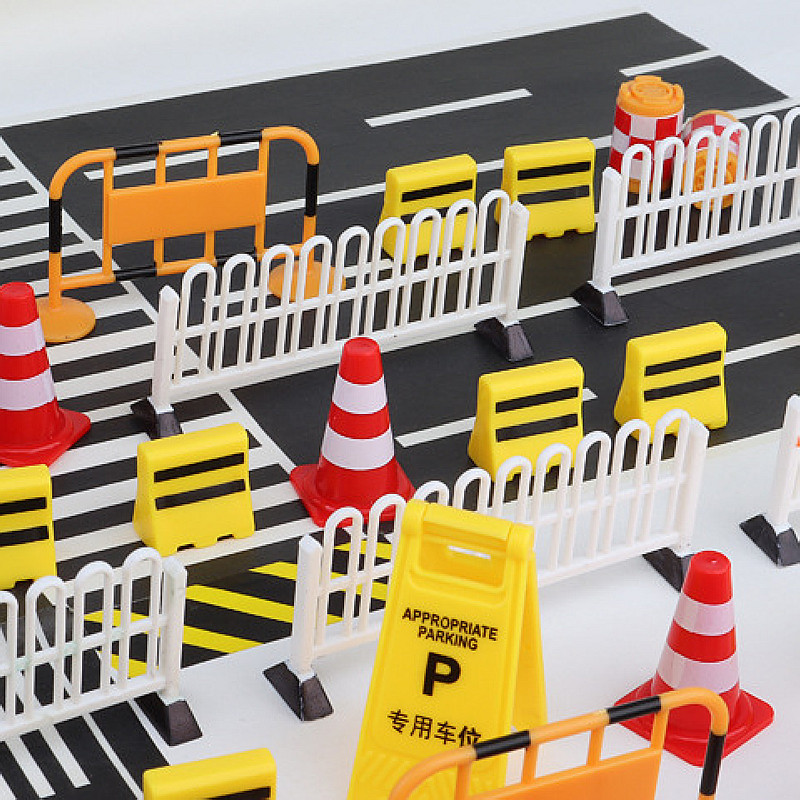 Free Educational Games For Kids - ミニ交通道路標識と障害物プレイセット、シミュレーション安全バリア玩具、ロールプレイ用教育シーンレイアウトアクセサリー